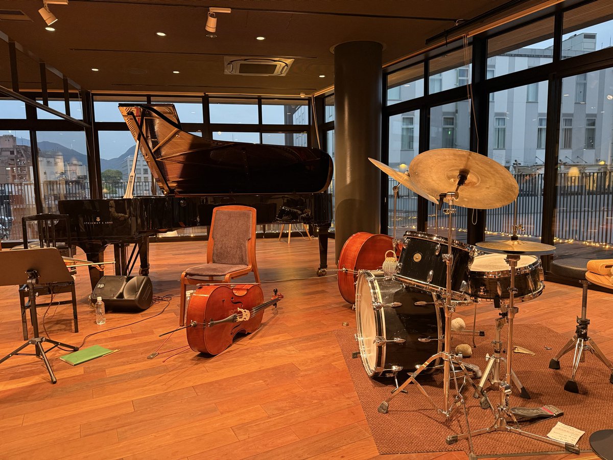 Tibishiro's tweet photo. 昨夜Thomas Strønen - Time Is A Blind Guide Japan Tour 2026聴きに行きました
アンプを通さない演奏で、それぞれの楽器の音の響きが堪能できて素晴らしかったです！
室内楽的なアンサンブルが即興的に移り変わっていく様もとても刺激的でした https://t.co/m6nCFgIzCF