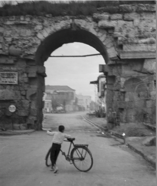 EricSJanus's tweet photo. @NataliAVAZYAN Bu fotoğrafı 1969 civarında çektim. Bu, Kleopatra Kapısı mı? https://t.co/aHtBH6AHSi