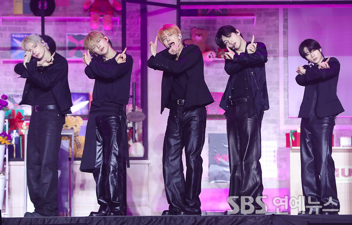 SBS_star's tweet image. “TOMORROW X TOGETHER Hit the Stage 'Like We’re Debuting All Over Again'
👉 Read full story here : sbsstar.net/article/N10085…

#tomorrowxtogether #kpop #photo #SBSStar #KEntertainmentNews
Follow @SBS_star for more updates!”