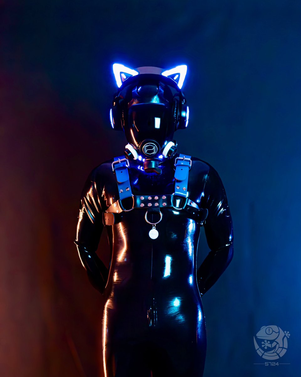 TheDuctGecko's tweet image. 5724 :: Still. Quiet. Ready to be used.

#latex #hexcorp #drone #hexdrone #gasmaskmonday