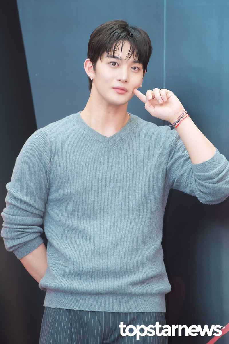 TSN_PHOTO's tweet image. [HD포토] 워너원 배진영, ‘어마어마한 벌크업’ (해피즈 포토콜) #해피즈 #Happiz #포토월 #프리뷰 #배진영 #워너원 #WannaOne topstarnews.net/news/articleVi… &amp;lt;- Original Photo