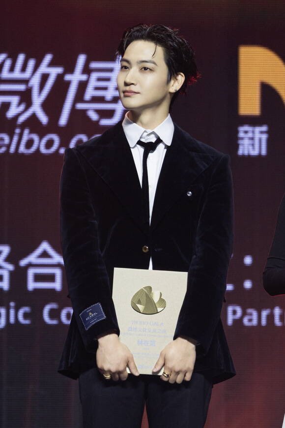 All Arõund JAY B¨ tweet media