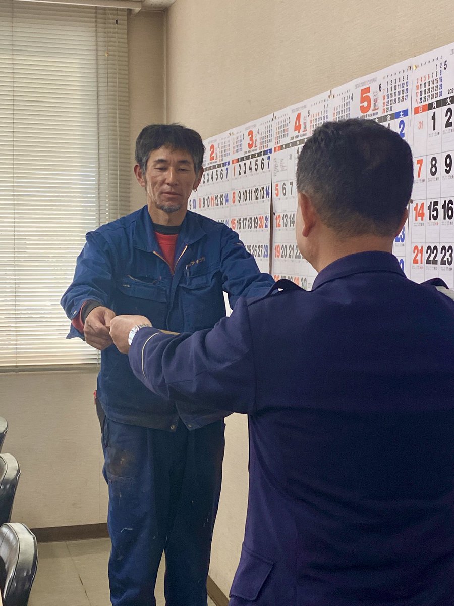 ARAKOU_jp's tweet photo. こんにちは、てつおです🙋🏻‍♂️

🌸4月より新たに改定された道交のもと、意識高めに通勤する今日この頃🚗

昨年初めて #交通事故防止コンクール に参加した弊社の3チームが無事故、無違反を達成👍

本日、秩父警察様より、賞状をいただきました。ありがとうございます🙇🏻‍♂️

今後も安全運転を心が��ます👍 https://t.co/O5r3wrmLVM