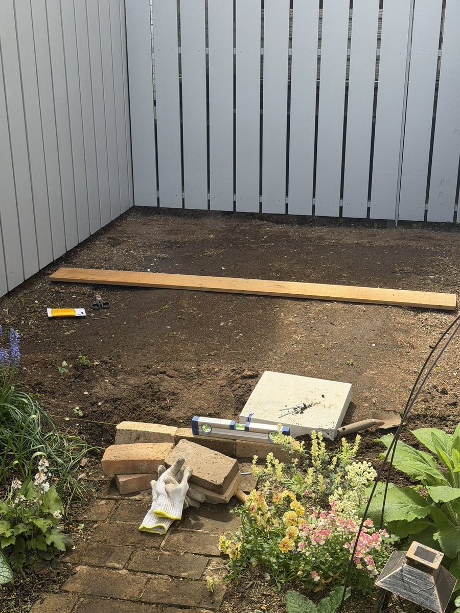 chikanakids's tweet image. 庭の奥を平らにして敷石を敷きたいのに、平らにならん…🥲
YouTubeの｢こうやって平らにします｣を観てやってるけど、平らにならん…。

毎日途方に暮れて花を眺める…。

エクステリアの神よ…降りてこい。

 #DIY
 #ガーデニング