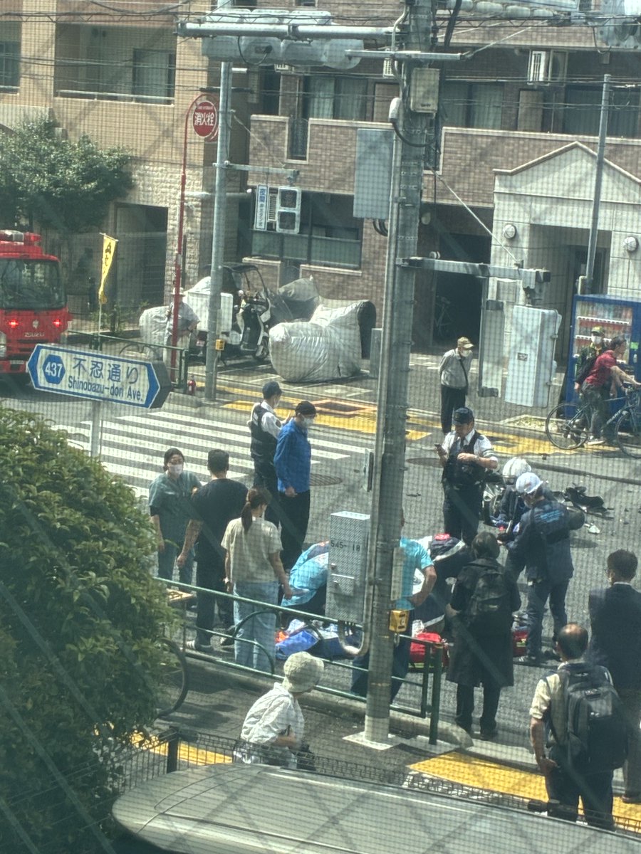 cyg03112's tweet photo. 救急隊が治療しています。 https://t.co/FTebZi1zaa