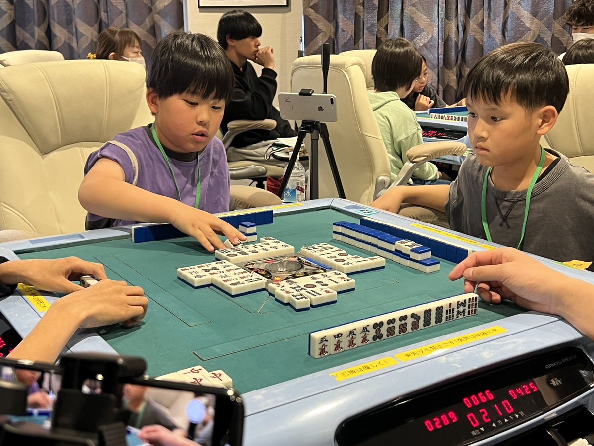 hatsuo_dojo's tweet photo. 【小・中学生麻雀大会 大盛況✨】
昨日、竹内元太プロ（ @takeuchigenta ）をゲストにお迎えしての麻雀大会を無事終えました🀄

憧れのMリーガーとの同卓に目を輝かせる姿や、真剣な表情で牌を握る子供たちの姿がとても印象的な1日となりました📸
そして本当に最近の子供たちの麻雀のレベルは驚くほど高いです！

発男道場では、今後もこうした子供向けの麻雀イベントを定期的に実施していく予定です🙌
ご参加いただいた皆様、そして竹内プロ、本当にありがとうございました！🙇‍♂️🌸