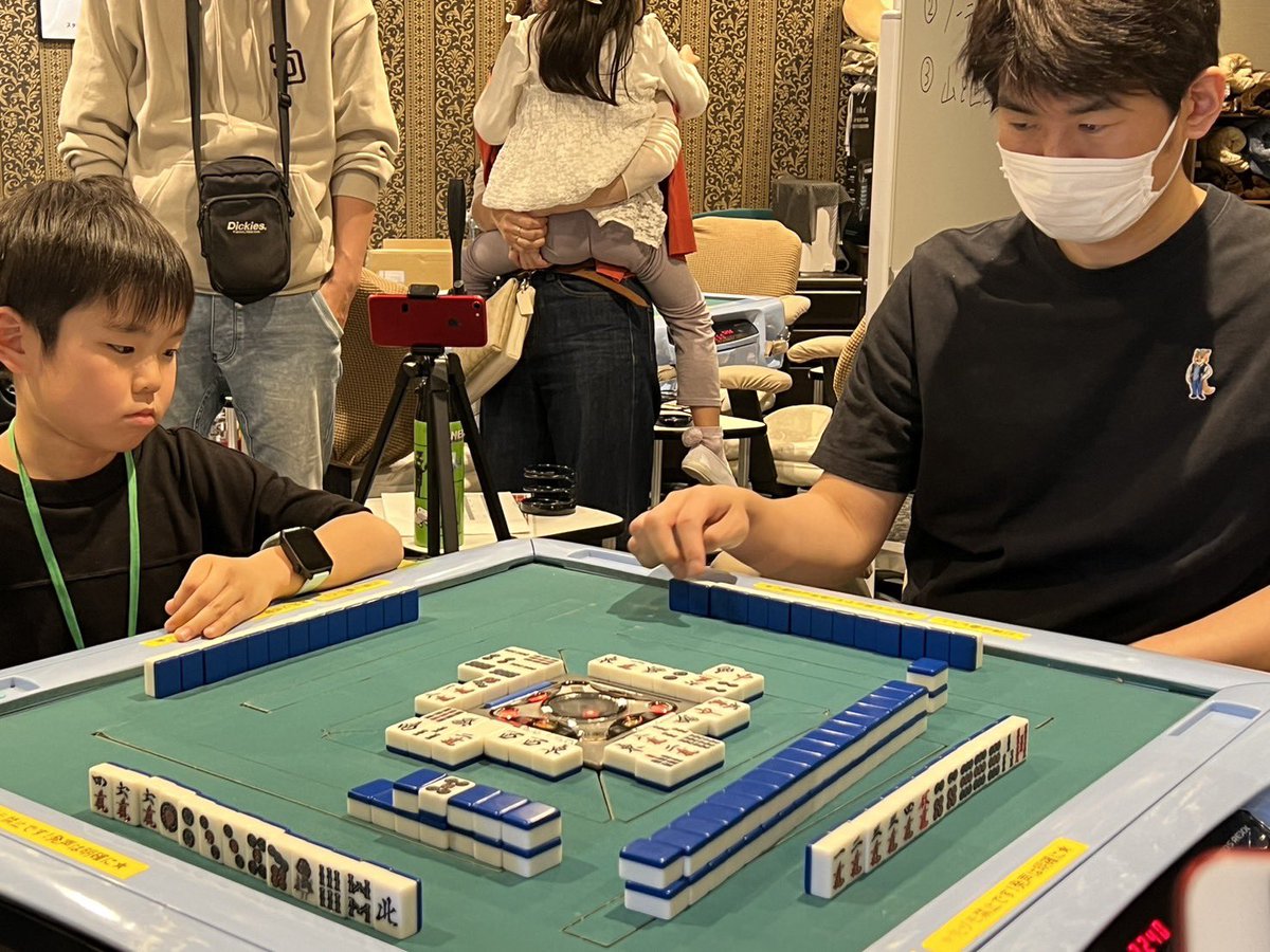 hatsuo_dojo's tweet photo. 【小・中学生麻雀大会 大盛況✨】
昨日、竹内元太プロ（ @takeuchigenta ）をゲストにお迎えしての麻雀大会を無事終えました🀄

憧れのMリーガーとの同卓に目を輝かせる姿や、真剣な表情で牌を握る子供たちの姿がとても印象的な1日となりました📸
そして本当に最近の子供たちの麻雀のレベルは驚くほど高いです！

発男道場では、今後もこうした子供向けの麻雀イベントを定期的に実施していく予定です🙌
ご参加いただいた皆様、そして竹内プロ、本当にありがとうございました！🙇‍♂️🌸