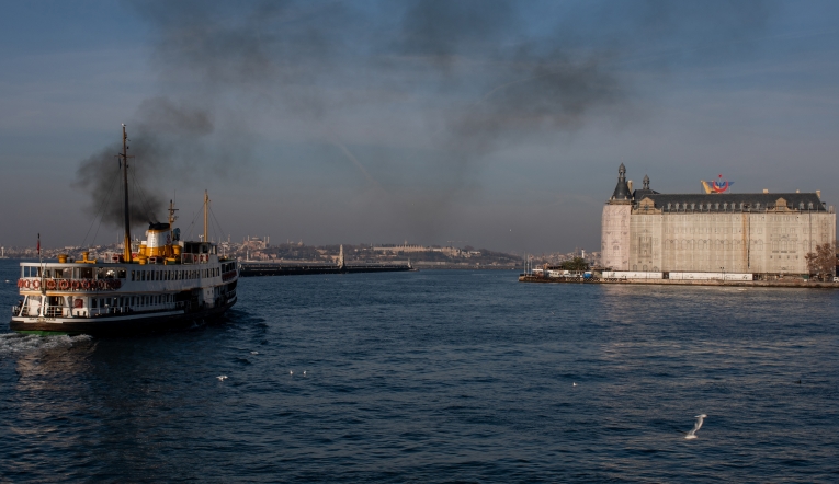 Günaydınlar güzel insanlar '' VER ELİNİ HAYDARPAŞA DEMİŞİZ VAPUR RIHTIMDADIR PIRIL PIRILHAVA HAFİFTEN SOĞUK DENİZ BALIK VE KATRAN KOKULU..TURGUT UYAR '' mutlu haftalar dostlukla🙏🙏🙏