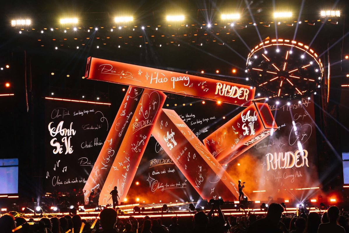 YESTECH_LED's tweet image. Lighting up LUMINARHY – RHYDER's first concert. YESTECH delivered 890 sqm of LED: MT transparent screens + MG Outdoor &amp;amp; Cube. Transparent meets solid LED for a dynamic debut stage. 🔥
#YESTECH #MTSeries #MGSeries #MGCube #StageDesign #CreateYourDreamStage