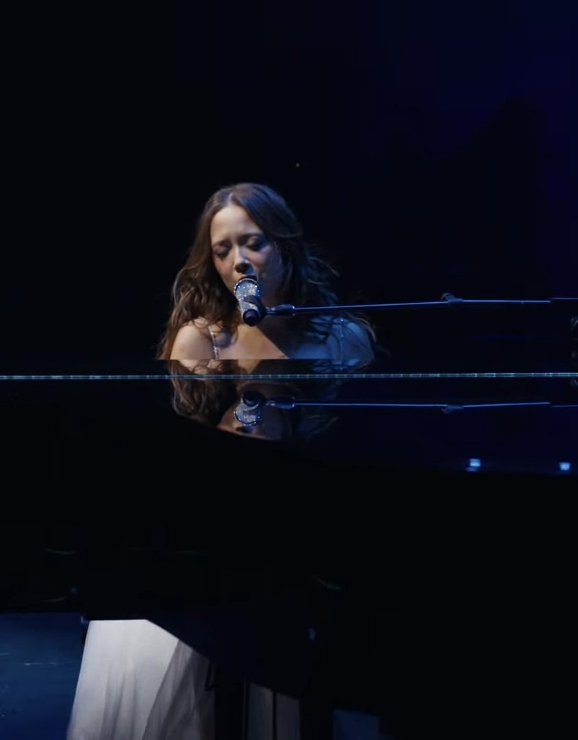 daily laufey tweet media