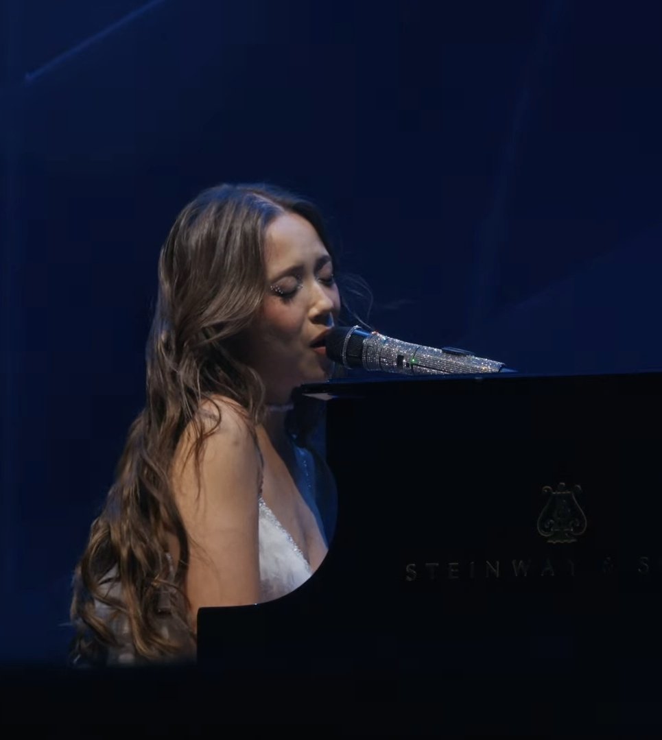 daily laufey tweet media