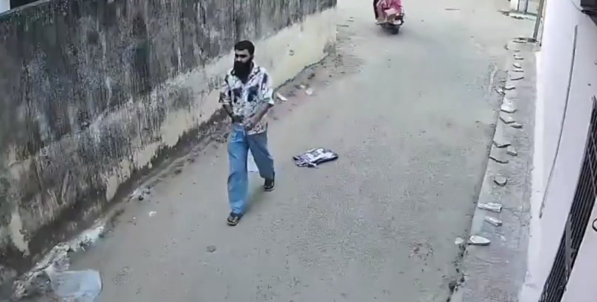 upuknews1's tweet image. #SHAMEFUL : Another shocking case has raised serious concerns about women’s safety in Jaipur. A pregnant woman was allegedly targeted by a man in Malviya Nagar while she was walking alone.

#Jaipur #Rajasthan #WomenSafety #MalviyaNagar #CCTV @RajCMO @BhajanlalBjp @PoliceRajasthan