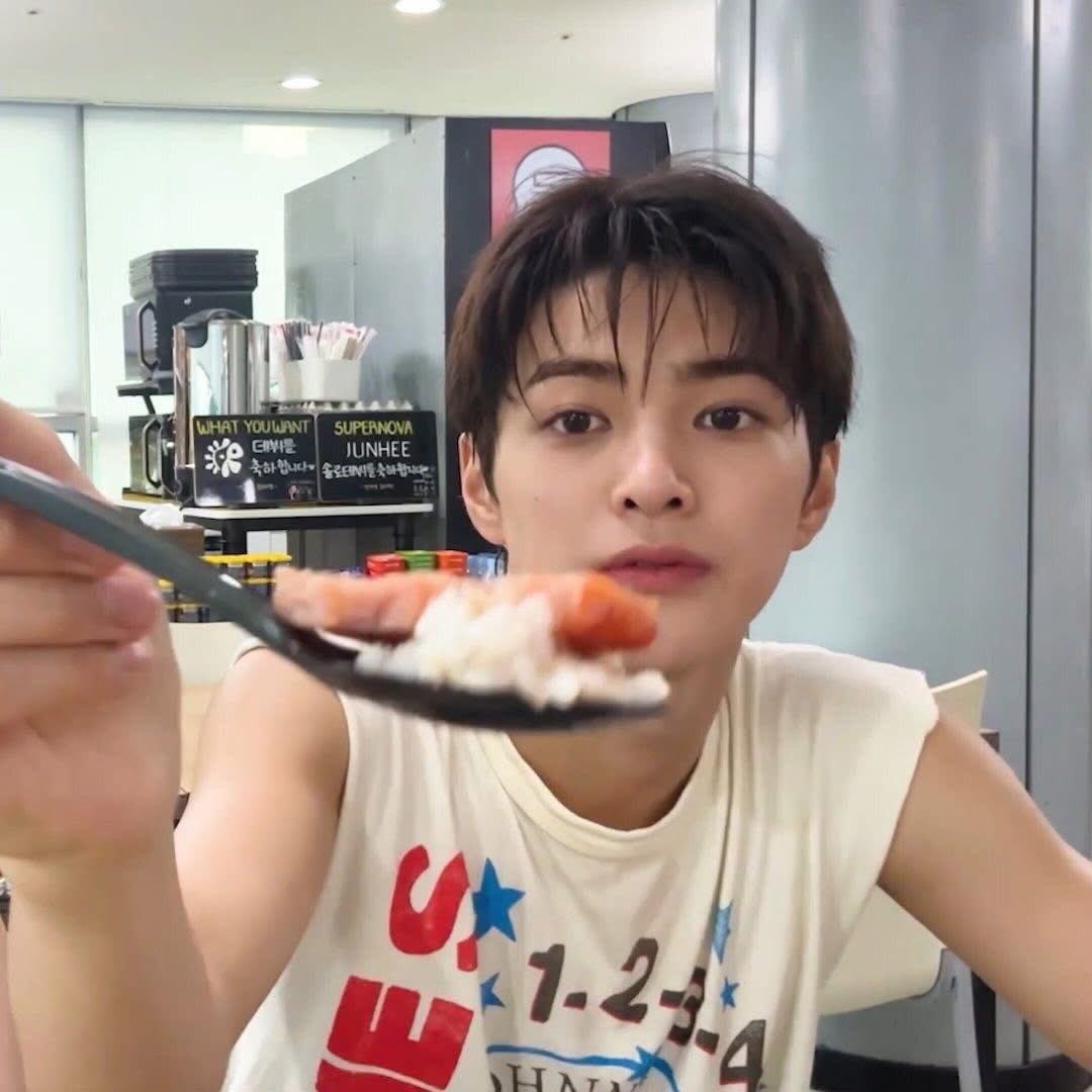 디.. tweet media