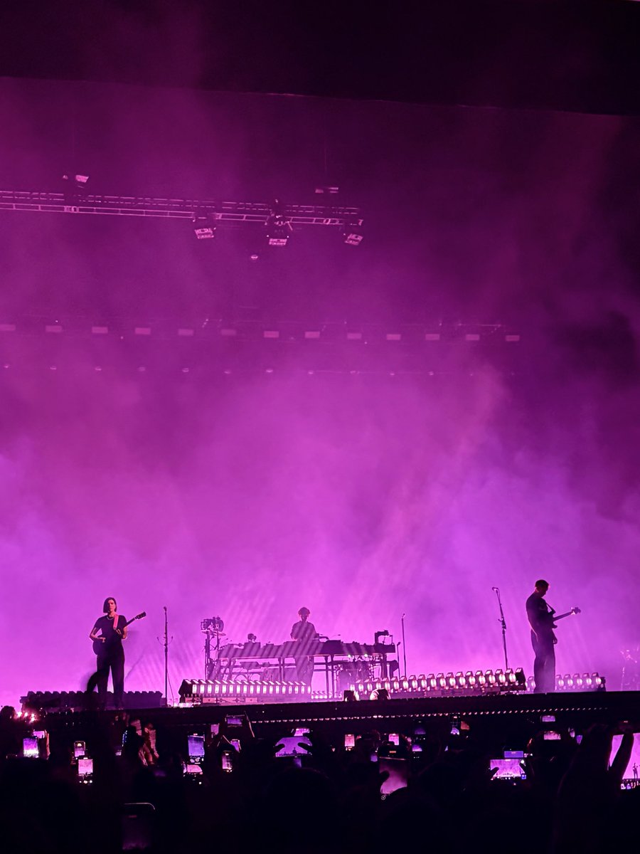 gyyynnn's tweet photo. Hace una semana viendo a los hermosos The xx 🖤✨🥹 https://t.co/UsmQ9V24YR
