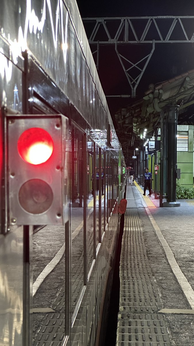 SAPSAPMAX's tweet photo. @argothrottle di lintas pantura 11 12 sama sembrani (tapi sembrani pake akordeon + luxury wkwk). Plusnya bersyukur ada “Argo” yang berhenti di stasiun cepu dan bisa liat argo pake cc 203 lagi https://t.co/ieDPw6lEJ1