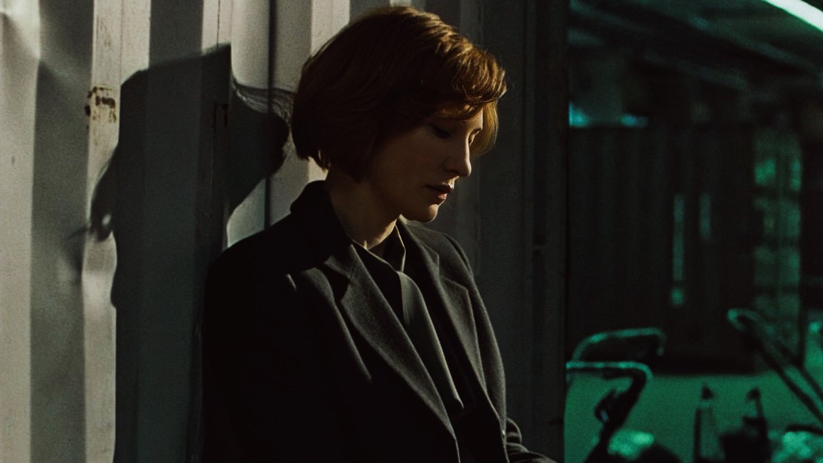 ⠀
⠀⠀⠀หลังจากที่ต้องสูญเสียครอบครัวไปเกือบทั้งหมดในเมืองแรคคูน วิโนน่า เบอร์กิน แทบไม่เหลือญาติคนใดอีกนอกจากหลานสาวที่รัก เธอหวังว่าหล่อนจะอยู่รอดปลอดภัยสักแห่ง และยืนอยู่บนเส้นทางที่แตกต่างกัน

⠀⠀⠀“ฉันเกินเยียวยาแล้ว” วิโนน่ายอมรับพลางมองภาพครอบครัวในกระเป๋าสตางค์
⠀