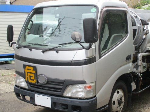 tuminidn's tweet photo. 「危」や「毒」、「高圧ガス」の表示をしているタンクローリー、これは積荷の中身によって使い分けられています。
「危」の表示はガソリンや軽油、グリセリン、動植物油類など
「毒」の表示は、塩化水素や塩素、アンモニア、硝酸など
「高圧ガス」の表示は、液化石油ガスなど https://t.co/HAgKu2tgXl