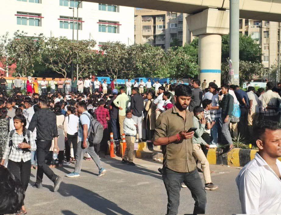 वेतन बढ़ोत्तरी की मांग को लेकर नोएडा सेक्टर 60 पर कर्मचारियों का प्रदर्शन, प्रदर्शनकारियों ने मुख्य सड़क पर लगाया जाम..
<a href="/Uppolice/">UP POLICE</a>
<a href="/noidapolice/">POLICE COMMISSIONERATE GAUTAM BUDDH NAGAR</a>