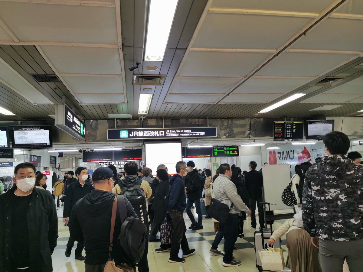 spkhkd0810's tweet photo. 苗穂駅、人身事故
札駅大混雑

学園都市線を除く、全線運転見合わせです。 https://t.co/BNCwnrgdZX
