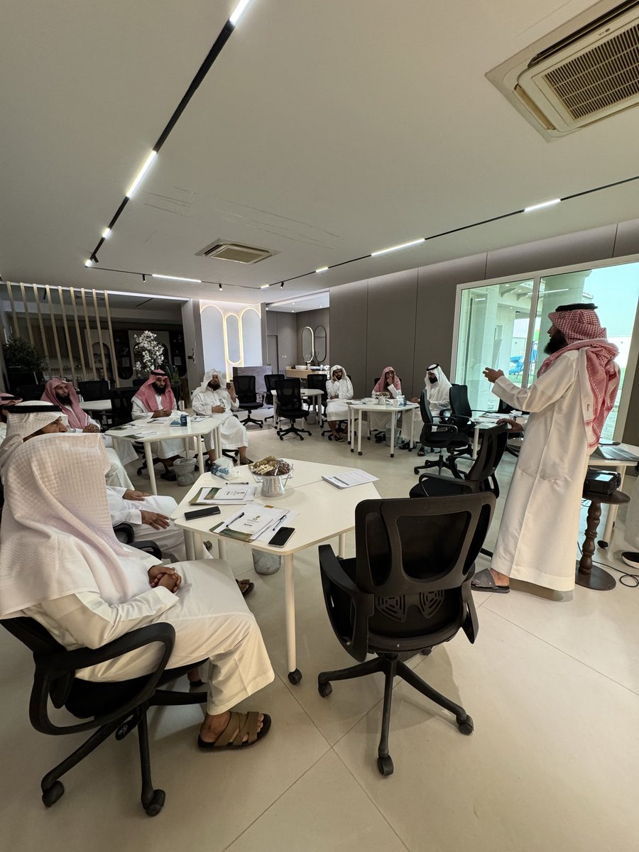 Wahy_as's tweet photo. الحمد لله ، انطلقت عصر الاثنين 18 شوال 1447 بداية وُرش بناء الخطة الاستراتيجية والتشغيلية لجمعية وحي  لتحفيظ القرآن بالعيينة والجبيلة بحضور رئيس وأعضاء مجلس الإدارة وجمع من المهتمين بالعمل القرآني في العيينة والجبيلة من الرجال والنساء . https://t.co/Siar5OFW46