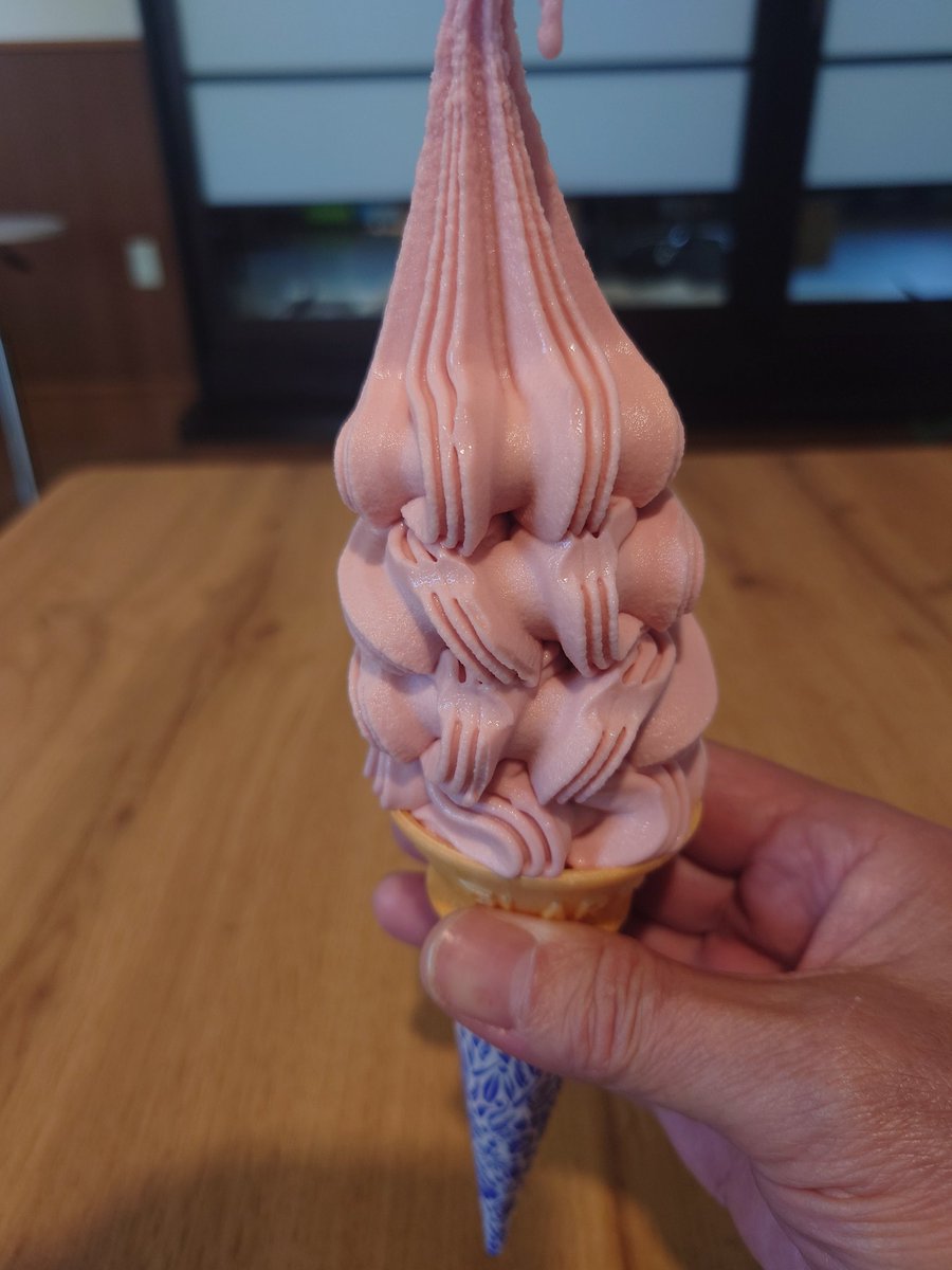 近所に出来たソフトクリーム屋さん。
あまおうを頂きました😙