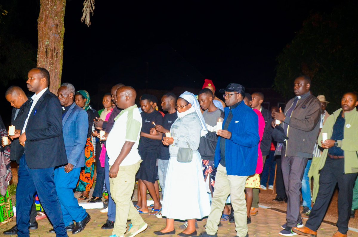 muramasector1's tweet photo. Mu ijoro ryo kwibuka Jenoside yakorewe abatutsi muri mata 1994 kunshuro 32 ,umuyobozi w'akarere wungirije ushinzwe ubukungu n'iterambere ry'Akarere @NgomaDistrict yasabye abaturage kurwanya abashaka guhakana no gufobya Jenoside yakorewe abatutsi ndetse mucyahoze ari komine Rukira https://t.co/ksYxpu6tus