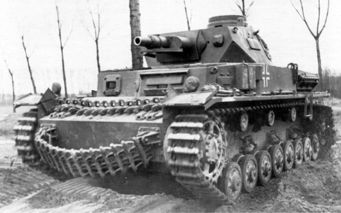 Tank_Archives's tweet image. The design of an armour upgrade to the Pz.Kpfw.IV was submitted #OTD in 1940. The tank now had 20 mm of armour all around, which protected against heavy machine guns and light autocannons. The tank remained vulnerable to all anti-tank weapons. #tanks #history #WW2 #WWII