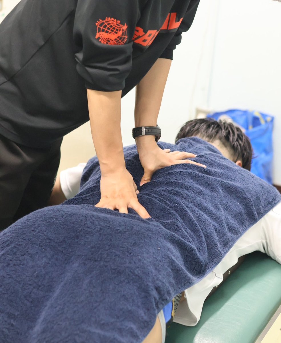 borntorun282's tweet photo. 全日本プロレスにアシスタントトレーナーとして携わらせていただく事になりました。伝統ある団体に携われる喜びとこの年齢で学びの機会をいただけたことに感謝しかありません。柴田先生からプロレスラーへの治療を学び倒すぞ。現場の熱量に負けないよう全力で食らいつくのみ。 https://t.co/jQWzYlgKOG