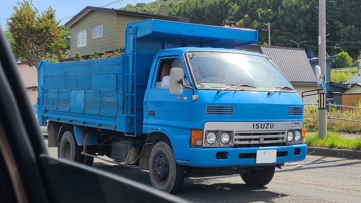 3代目 いすゞ エルフ ファームダンプ

エルフといったらやっぱりこのポリバケツみたいな青のイメージ。
あぁ、また北海道に行きたいなぁ…。