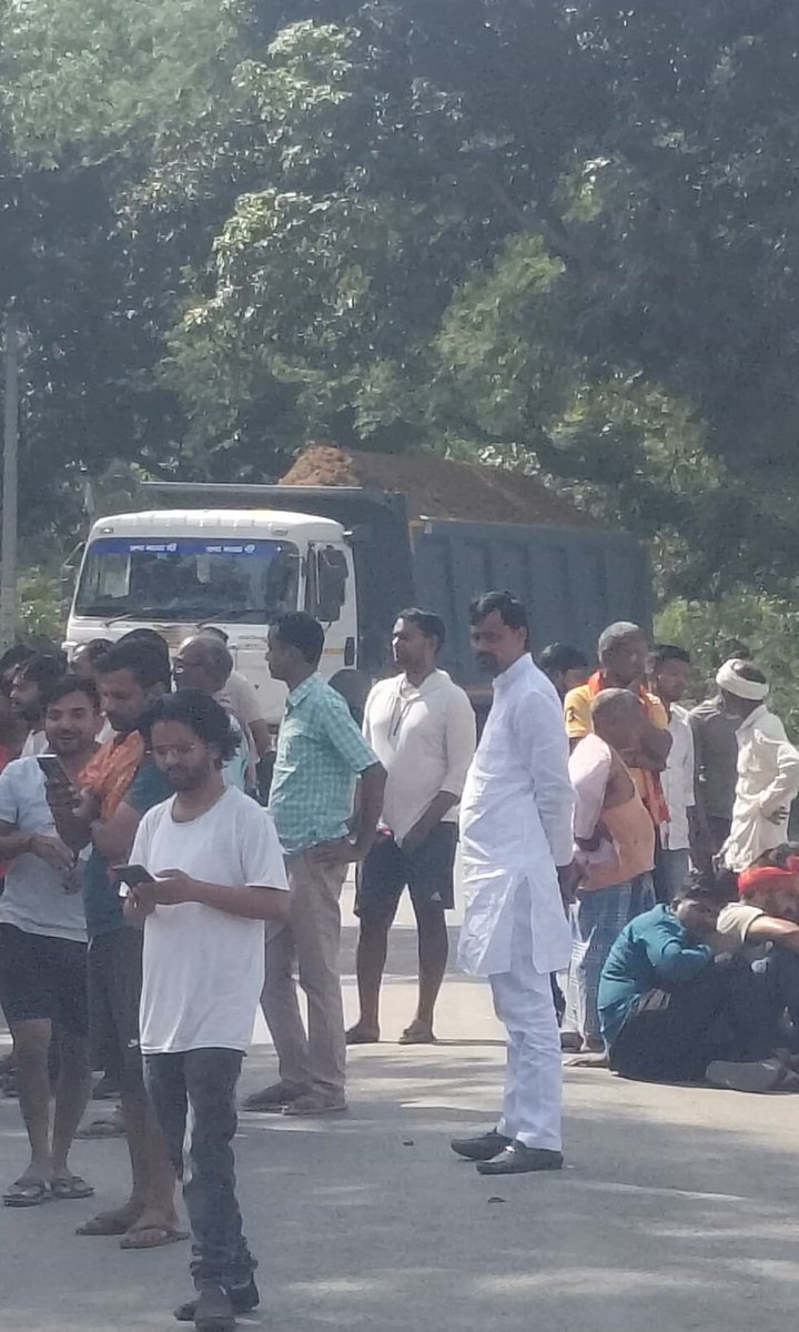 बसपा विधायक Uma Shankar Singh  की कंपनी छात्र शक्ति कंपनी सड़क बना रही जहाँ सरकारी काम के नाम पर अवैध खनन अवैध परिवहन  हो रहा  लगातार हादसे हो रहे, चकिया के बिठवल  गाँव के पास डम्फर के टक्कर से बुजुर्ग की मौत हो गयी, <a href="/chandaulipolice/">Chandauli Police</a>  <a href="/IgRangeVaranasi/">DIG Varanasi Range</a>