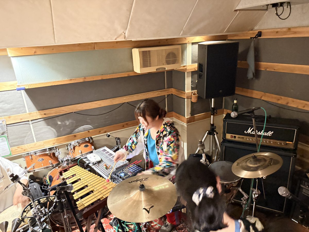 kaz0045's tweet photo. 4/11(土)#BAOBAB16thAnniversary
⑥
#MUUPY & #IZUPON の凄腕パーカッショニストの共演❗️
兎に角MUUちゃんが楽しそう過ぎて観てるだけで幸せ😀 https://t.co/0vTk74K4e3