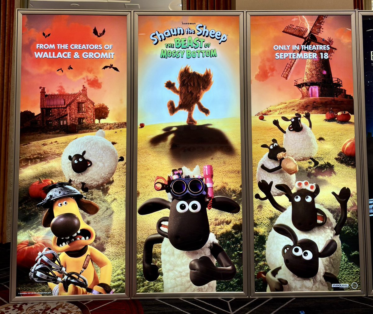 CapitanAlex29's tweet image. Cartel publicitario de la película animada de #ShaunTheSheep en la #CinemaCon.