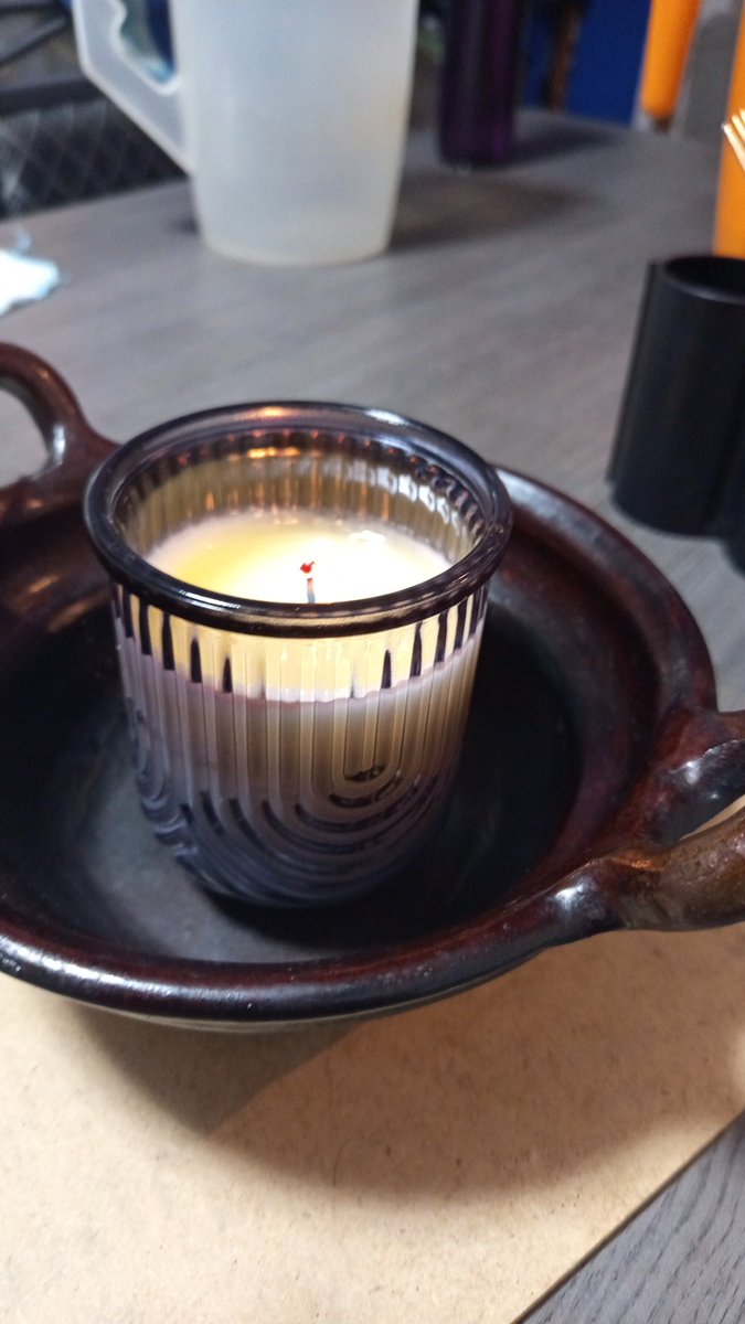 Ya chingamos amistades, encontré vasos bonitos en el prichos y si aguantan el calor ✨🕯️
Lleva 3 horas continúas, no se ha roto, el vaso no quema al tacto y este tamaño si llena mi casa de aroma 🥰