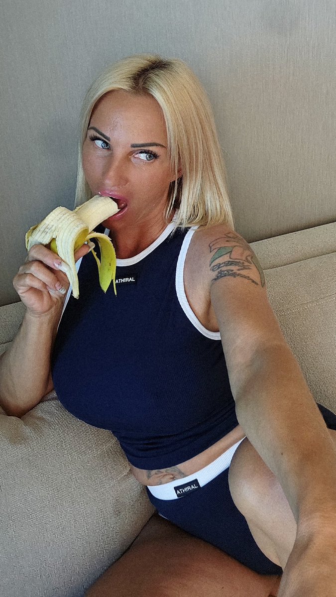 RealCandysamira's tweet image. Good morning 😘 Just a banana for breakfast today. Wishing you all a great Monday!#MondayMood #MorningVibes #SimpleLife