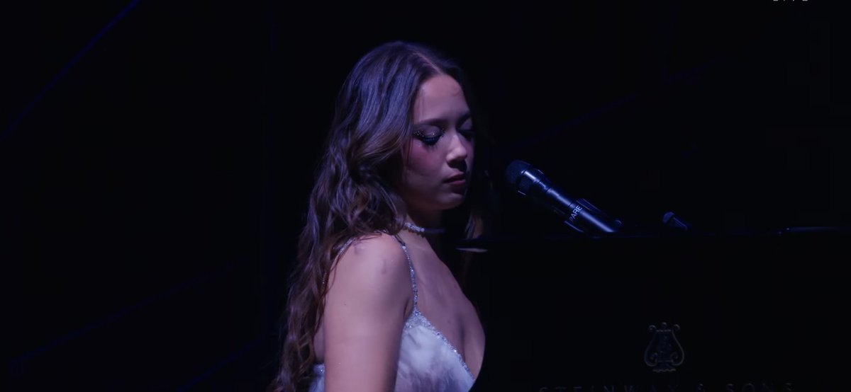 Laufey Brasil tweet media