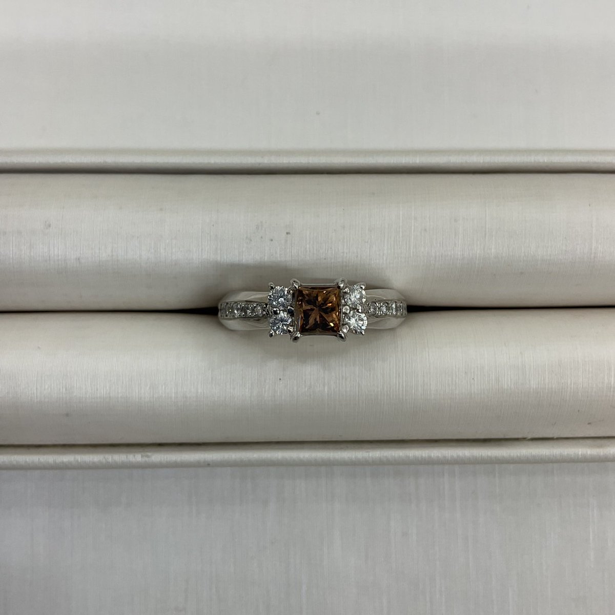 daikokuikgreen's tweet image. ブラウンダイヤモンド💎 PTリング💍
お買取させていただきました😊
当店には買取業界10年以上経験のベテラン査定士が常駐しているので安心してお越しください🧐
ダイヤ・エメラルド・ルビー・サファイア等、宝石の買取をお待ちしております🙌🍀
#diamond #ruby