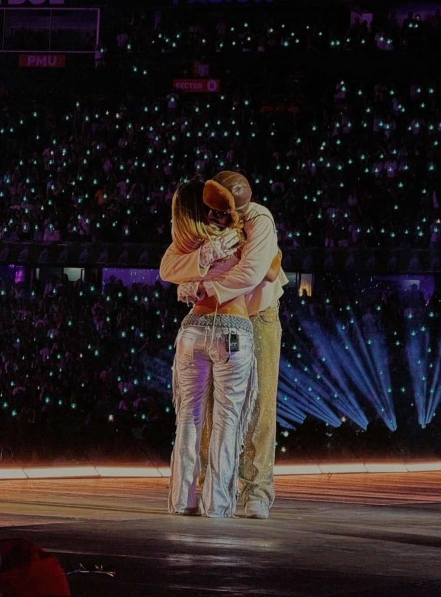 bbunnyontour's tweet photo. hoy los mejores deseos para la primera artista latina en encabezar el festival de Coachella. #KarolChella 🩵🩷❤️💛 https://t.co/d7nETYzaGA