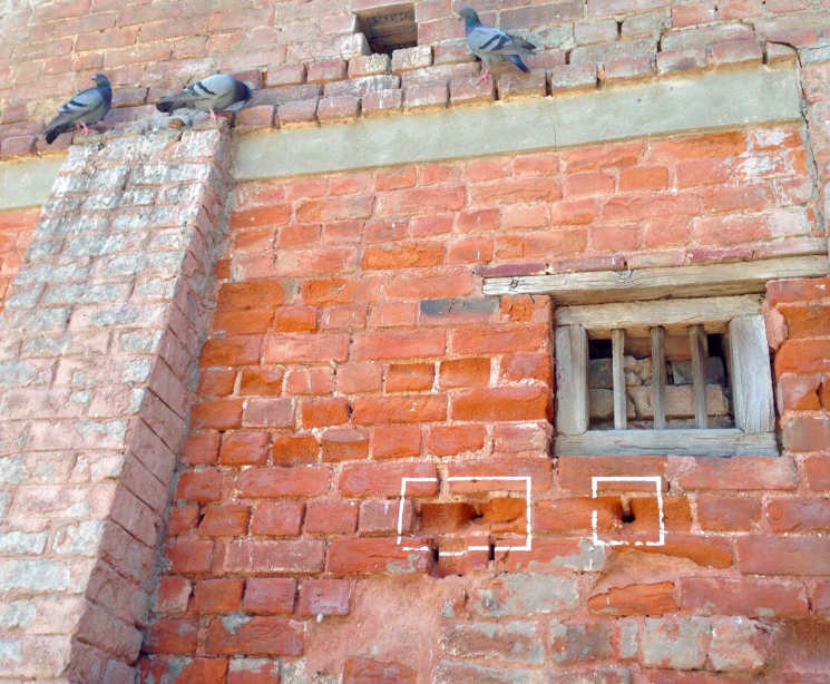 dibang's tweet photo. जलियांवाला बाग नरसंहार के शहीदों को सादर नमन
जब मैं #JallianwalaBagh गया, तो मैंने उन दीवारों पर गोलियों के निशान देखे और उन्हीं दीवारों पर बैठे कबूतर देखे... इतिहास आज भी वहां सांस लेता नज़र आता है.
13 अप्रैल 1919, बैसाखी का दिन, अमृतसर के जलियांवाला बाग में हजारों लोग Rowlatt Act, के विरोध में शांतिपूर्ण सभा के लिए इकठ्ठा हुए. 
तभी अंग्रेज़ अधिकारी General Reginald Dyer, ने बिना किसी चेतावनी के सैनिकों को भीड़ पर गोली चलाने का आदेश दे दिया. 
सरकारी आंकड़ों के मुताबिक 379 लोग शहीद हुए, जबकि कांग्रेस ने यह संख्या 1,500 बताई.