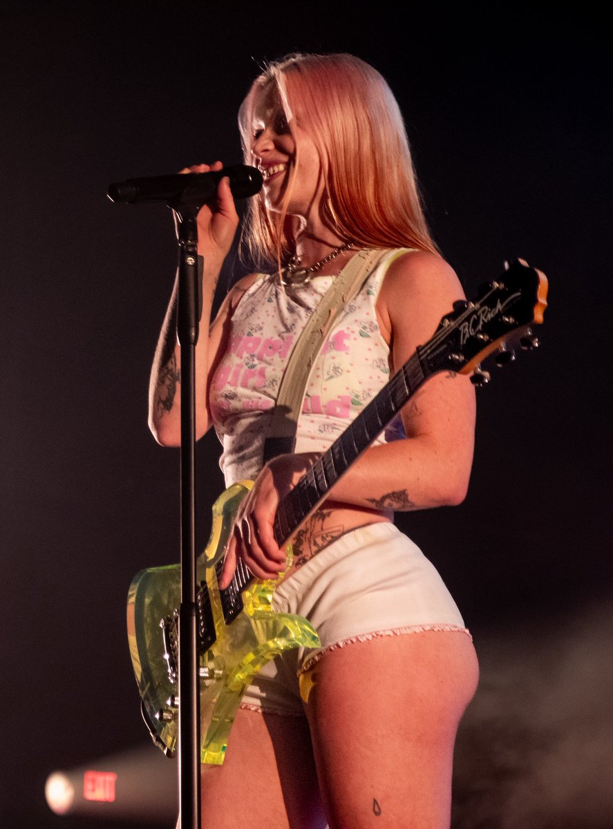 anarrres's tweet photo. she really is one of the only singers alive who could give verisimilitude to the lyric “you think i’m pretty, you think i’m pretty cool / you wanna fuck me, i know most people do” https://t.co/mSnWmwRB18