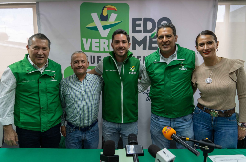 Antena125mx's tweet photo. ¡El @verdeedomex sigue creciendo! 🌿✨ El dirigente @pepecouttolenc tomó protesta a @AbuzeidLozano como Secretario de Asuntos Agrarios. 🚜✅
https://t.co/1LbmxV4Ke2
#PartidoVerde #AbuzeidLozano #PepeCouttolenc https://t.co/4Ca0RKDBCL