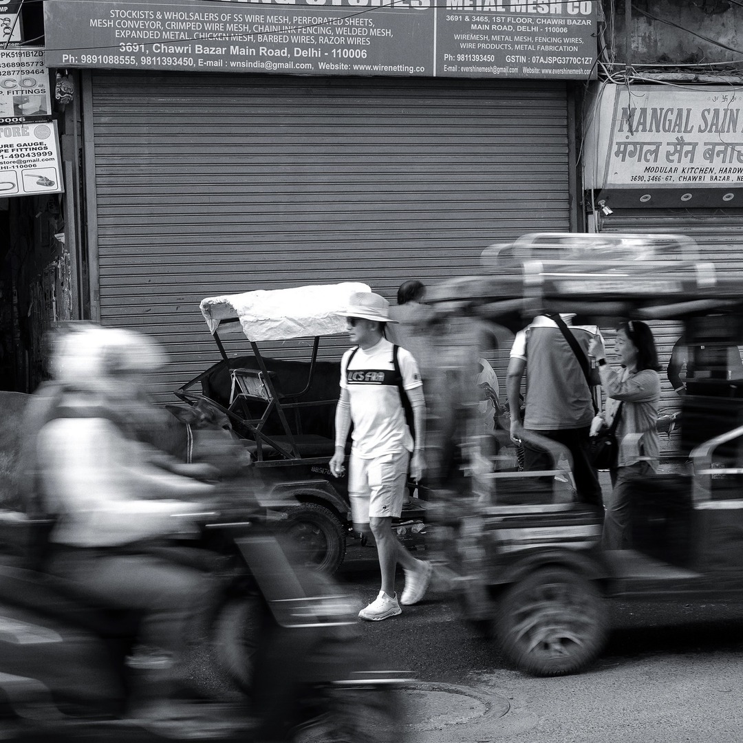 "Stillness in the Surge"
One unhurried soul stands calm amid the blur of Chawri Bazar's relentless, chaotic pulse.
#ChawriBazar #DelhiStreets #StreetPhotography#omsystemindia ##OMSystem #itsinournature @iamdpc instagr.am/p/DXDu3HJD4Ci/