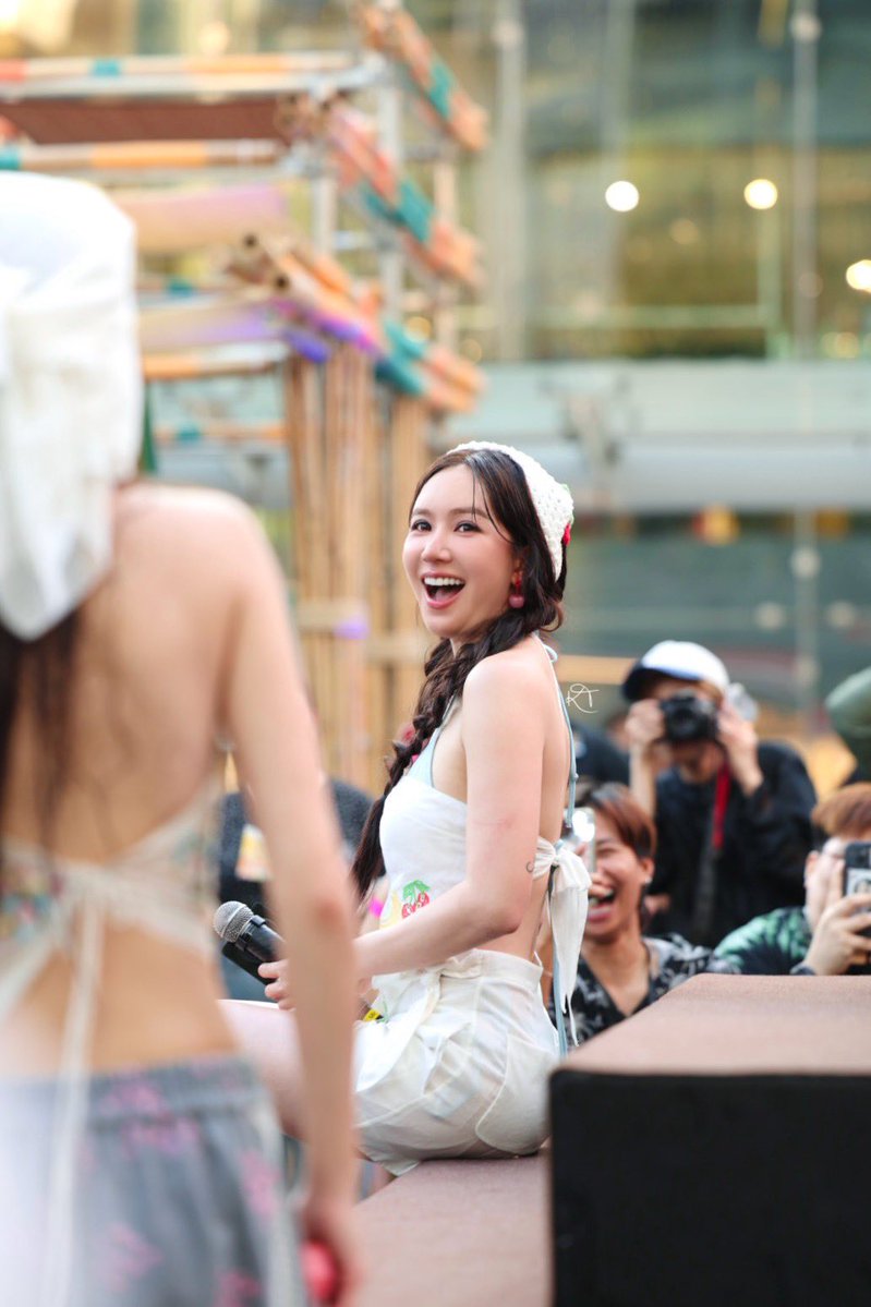 Mameaw1806's tweet image. ENJOYJUNE SUMMER AT SIAM PARAGON
#SiamParagonSummerBeats2026xEnjoyJune
#EnjoyJune

🐶 ที่รัก มานั่งทำอะไรตรงนี้คะ
🐈‍⬛ มารอคุณปลัดเลิกงานค่ะ
🐶 แล้วแต่งตัวอะไรคะเนี่ย ทำไมมัน..
🐈‍⬛ มันทำไมคะ
🐶 น่ารักค่ะ สวยค่ะ แล้วก็หวงค่ะ 🫠
🐈‍⬛ ก็อากาศมันร้อนนี่คะ
🐶 ไม่ฮอตเท่าแฟนเค้าหรอก
🐈‍⬛