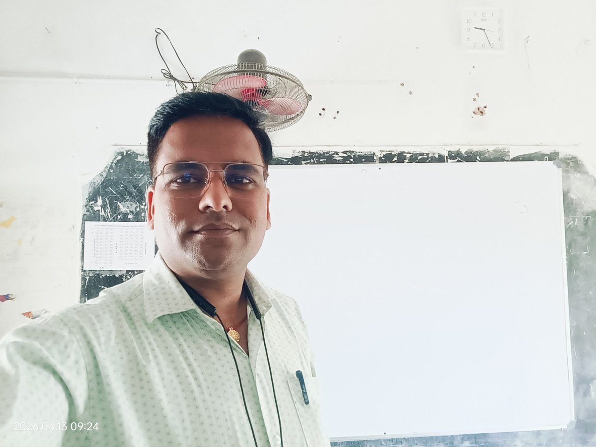 "जहाँ से सफर शुरू हुआ था, आज वहीं एक नया अध्याय लिखने लौटा हूँ। दसवीं की यादें और अब यहाँ का प्रशिक्षण... वक्त का पहिया घूमकर वहीं आ गया।"

"वक्त बदला, रुतबा बदला, पर ये गलियाँ आज भी अपनी-सी लगती हैं। कदम वहीं पड़े हैं, जहाँ कभी बचपन छोड़ा था।"
#Teacher