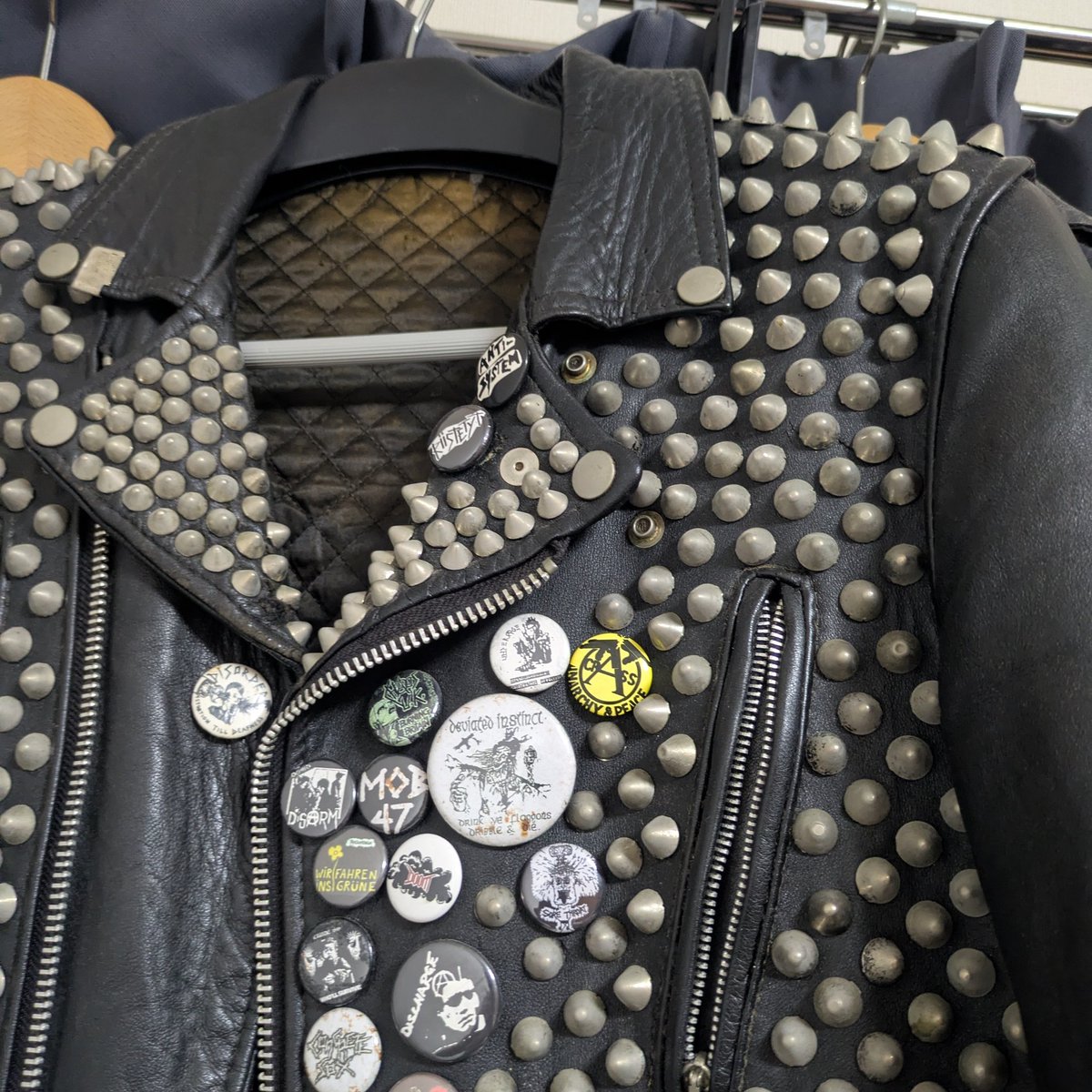 カーテンレールに数年引っ掛けっぱなしで存在すら忘れてた
2回くらいしか着たことないしもう重くて着れない…