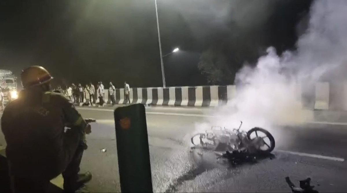 bstvlive's tweet image. लखनऊ : अज्ञात वाहन ने बाइक को मारी टक्कर

➡टक्कर के बाद बाइक में लगी भीषण आग
➡हादसे में युवक गंभीर रूप से घायल हुआ
➡बाइक पूरी तरह जलकर खाक हो गई
➡मलिहाबाद थाना क्षेत्र की घटना

#Lucknow #RoadAccident #Fire @lkopolice