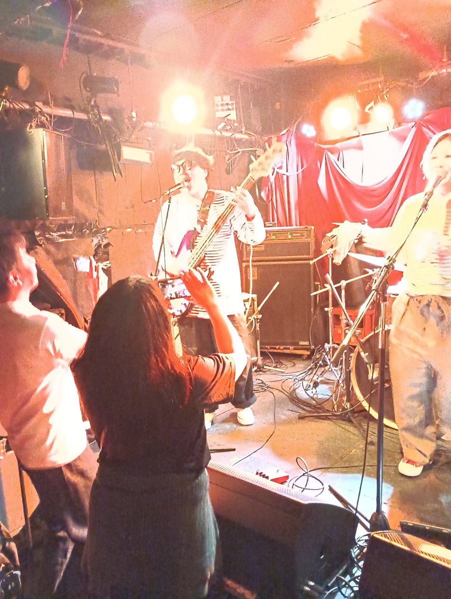katakotocafe's tweet photo. The CloversによるOn My Wayも力強くて良かったですね～。３ピースにアレンジしたのかな。オバコはこの日リリースの３曲(7inch)＋１曲(カセット)の他にも演奏。
#Overcoats  #オーバーコーツ  #オバコ 
『MONARCH RECORDS PRESENTS  RELEASH PARTY』2026/04/12＠幡ヶ谷CLUB HEAVY SICK https://t.co/eNkjsW9loK