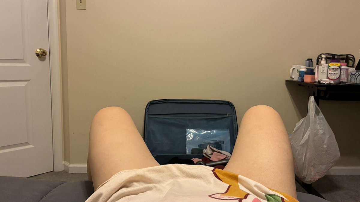 AAA小财神来咯来咯左手抓金元宝右手抱聚宝盆脚踩祥云头顶福数钱数到手抽筋咯什么手抽筋了那我真的会笑死 tweet media