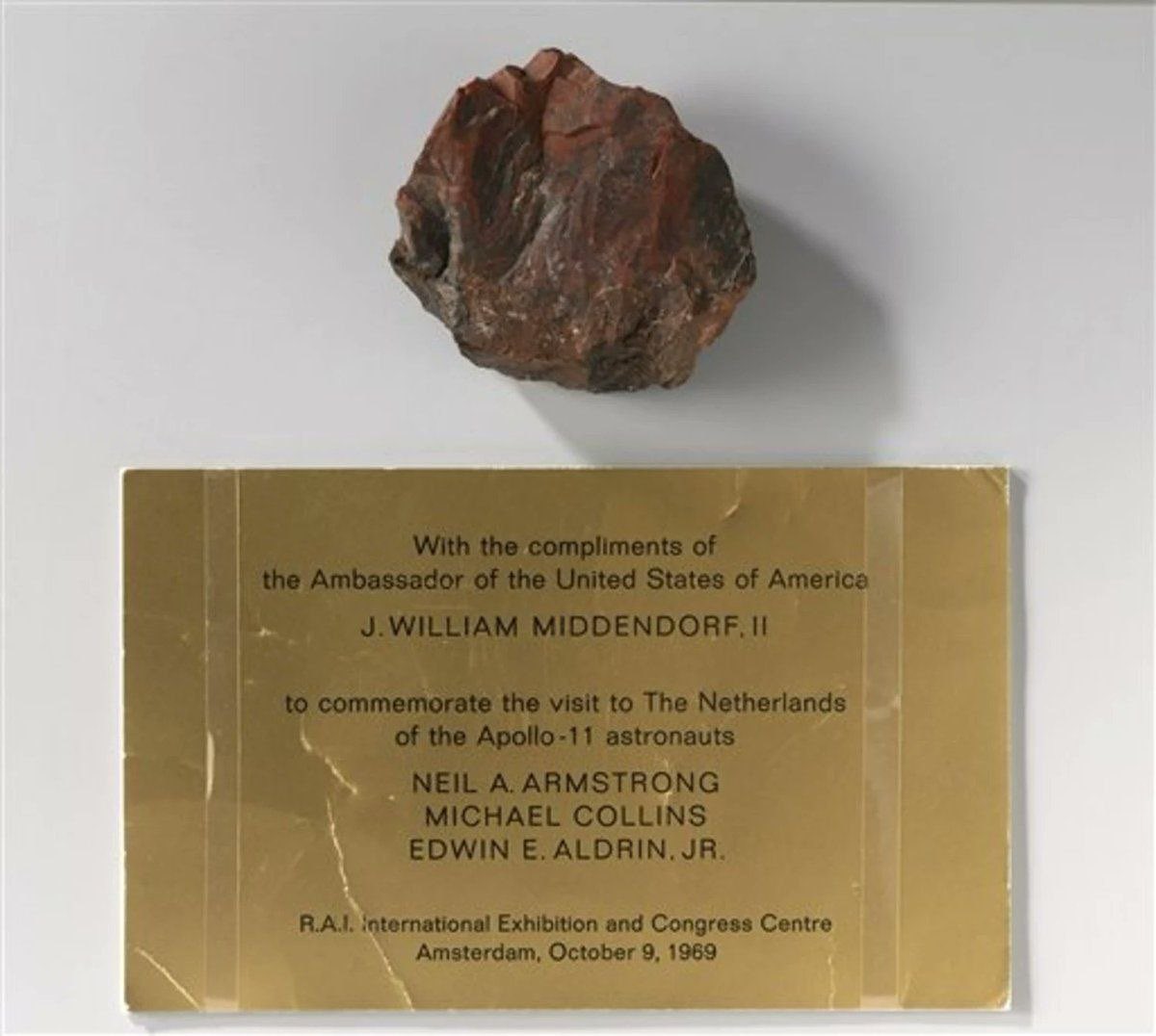 SgforgoodStella's tweet image. Remember that awkward moment when the Apollo 11 moon rock, gifted to former Dutch Prime Minister Willem Drees for display at the National Museum of the #Netherlands, turned out to be a piece of petrified wood?