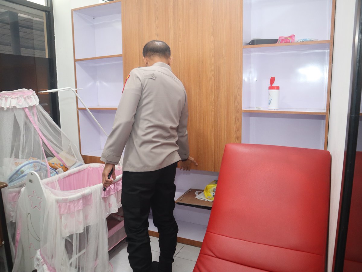 skckresbltkota's tweet photo. Pengecekkan kebersihan dan kerapian ruang pelayanan oleh Kapolres Blitar Kota https://t.co/BebugB0FlA