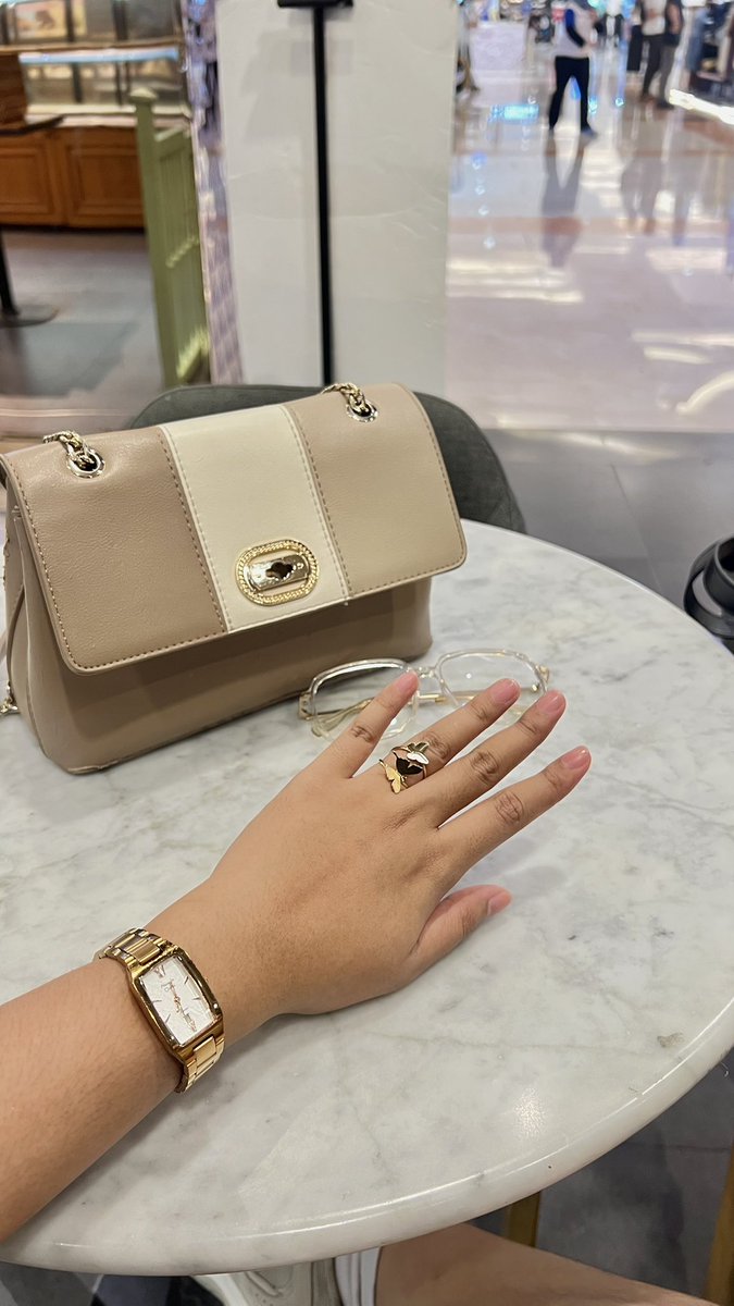 nindae_'s tweet photo. Girls day out edisi ulang tahun mama.
Mam bm-nya beliau iga galabag, enakk tapi minyaknyaa…😖
We both love milktea dan coba Teazzi, enak! Pas lg strolling around iseng ke stroberi, lucuk bgt ada cincin 15k only haha. Ditutup dengan mam sliced cake nya TLJ. https://t.co/9iHuNkazv5